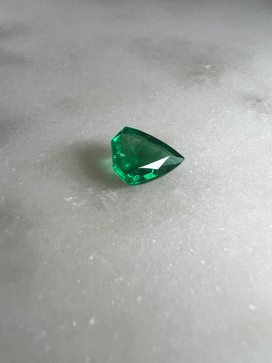 1.02 CARAT SHIELD SHAPE  STEP CUT NATURAL GREEN EMERALD LOOSE GEMSTONE