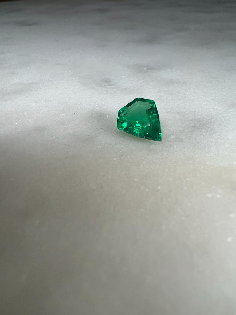 1.17 CARAT NATURAL EMERALD SHIELD GEMSTONE GRS CERTIFIED