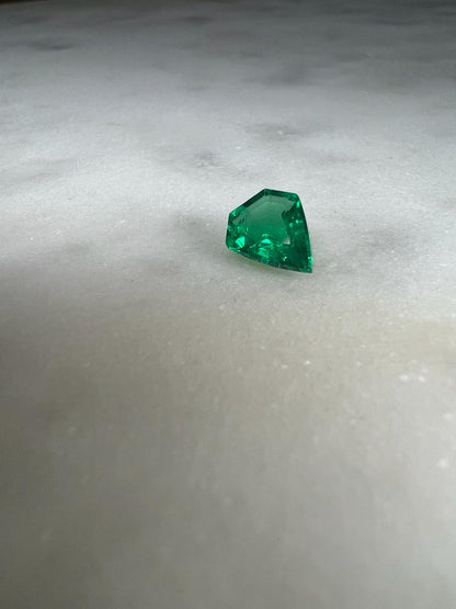 1.17 CARAT NATURAL EMERALD SHIELD GEMSTONE GRS CERTIFIED