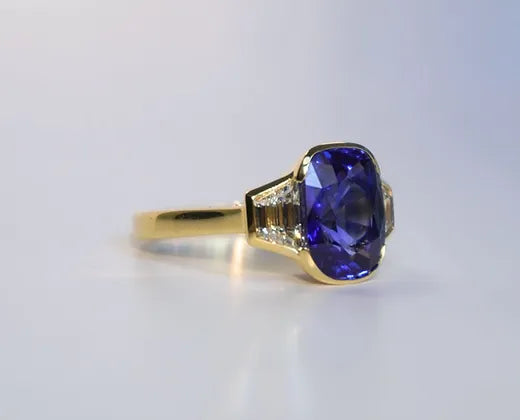 Giselle 5.50 Carats Sapphire Cushion Cut Gemstone Ring in 18K Yellow Gold Side vie