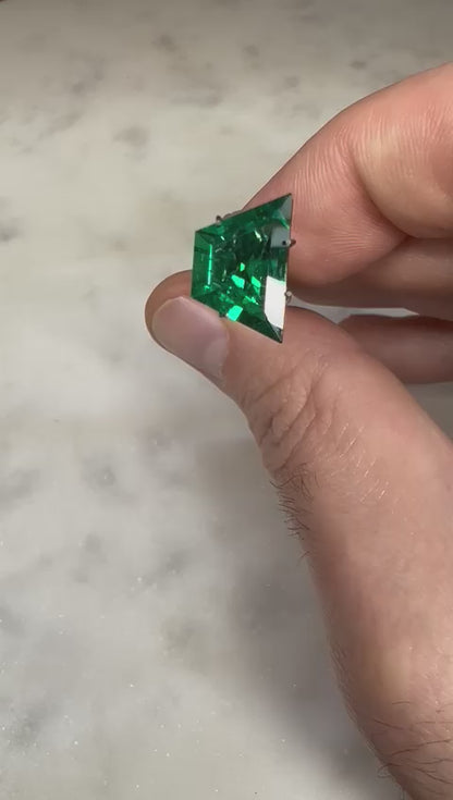 3.17 CARAT TRAPEZOID CUT NATURAL VIVID GREEN EMERALD LOOSE GEMSTONE VIDEO